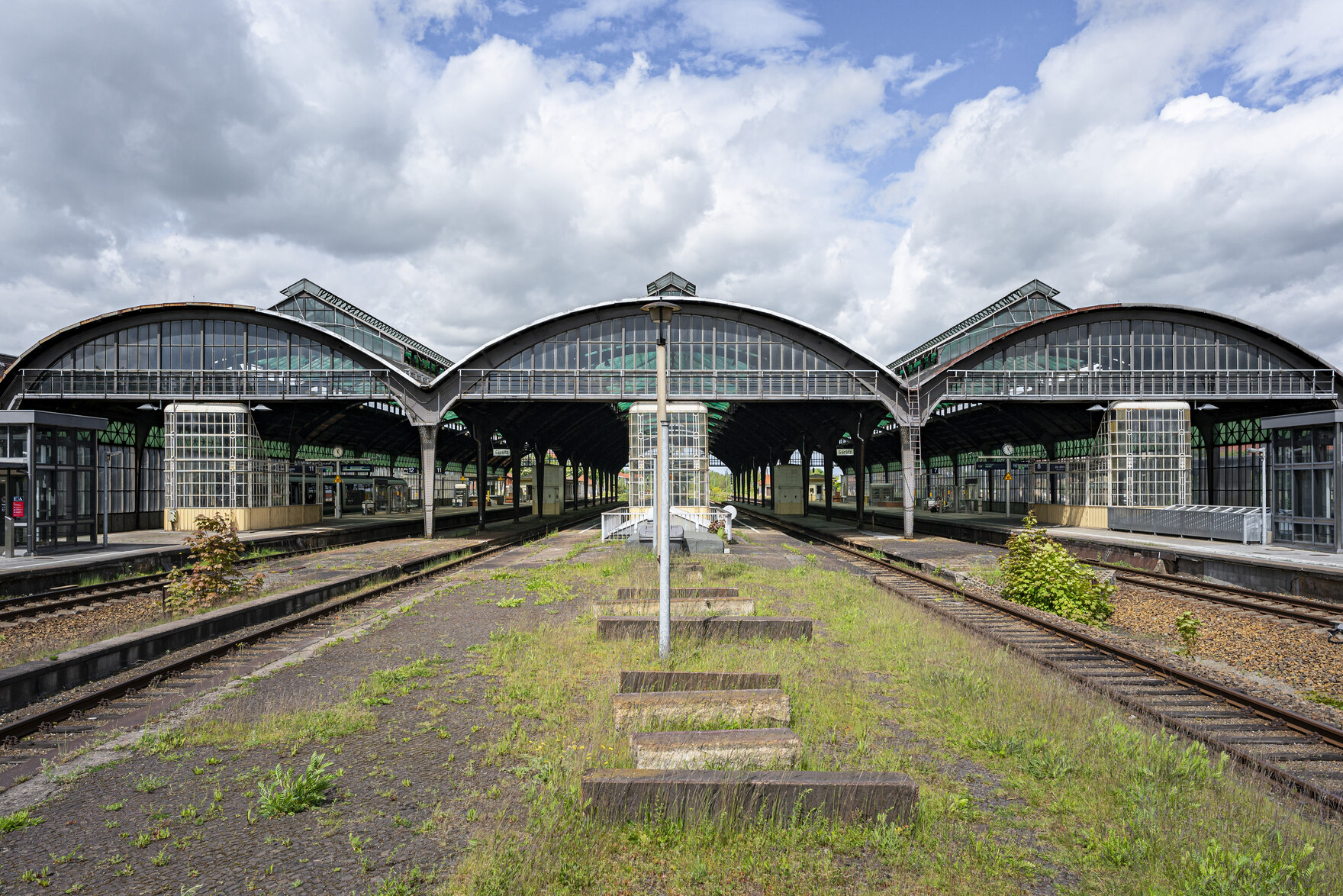 Bahnhof mit mehreren Gleisen und drei Bahnsteigen