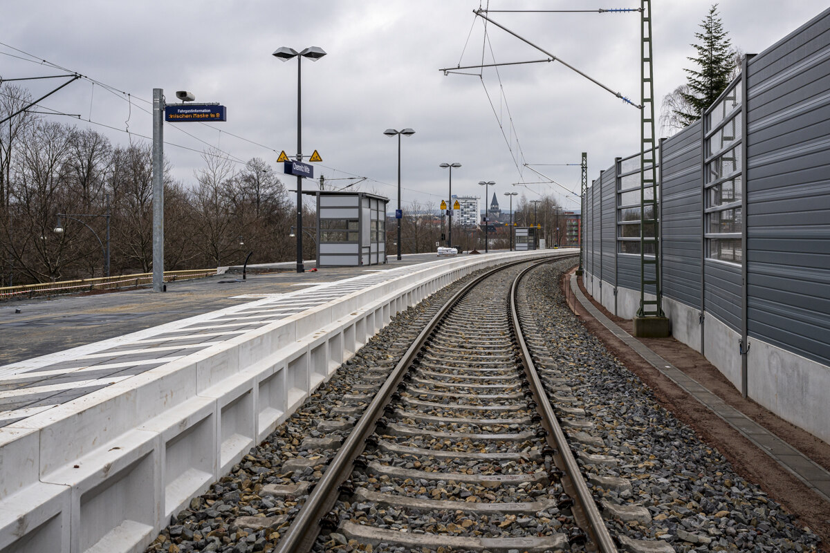 Gleis, welches neben einem Bahnsteig verläuft.