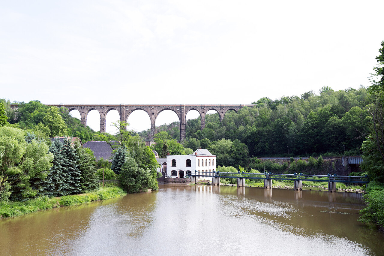 Gewässer mit einer Brücke im Hintergrund