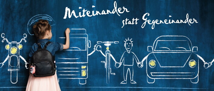 Ein Mädchen steht an einer Tafel und malt einen LKW.