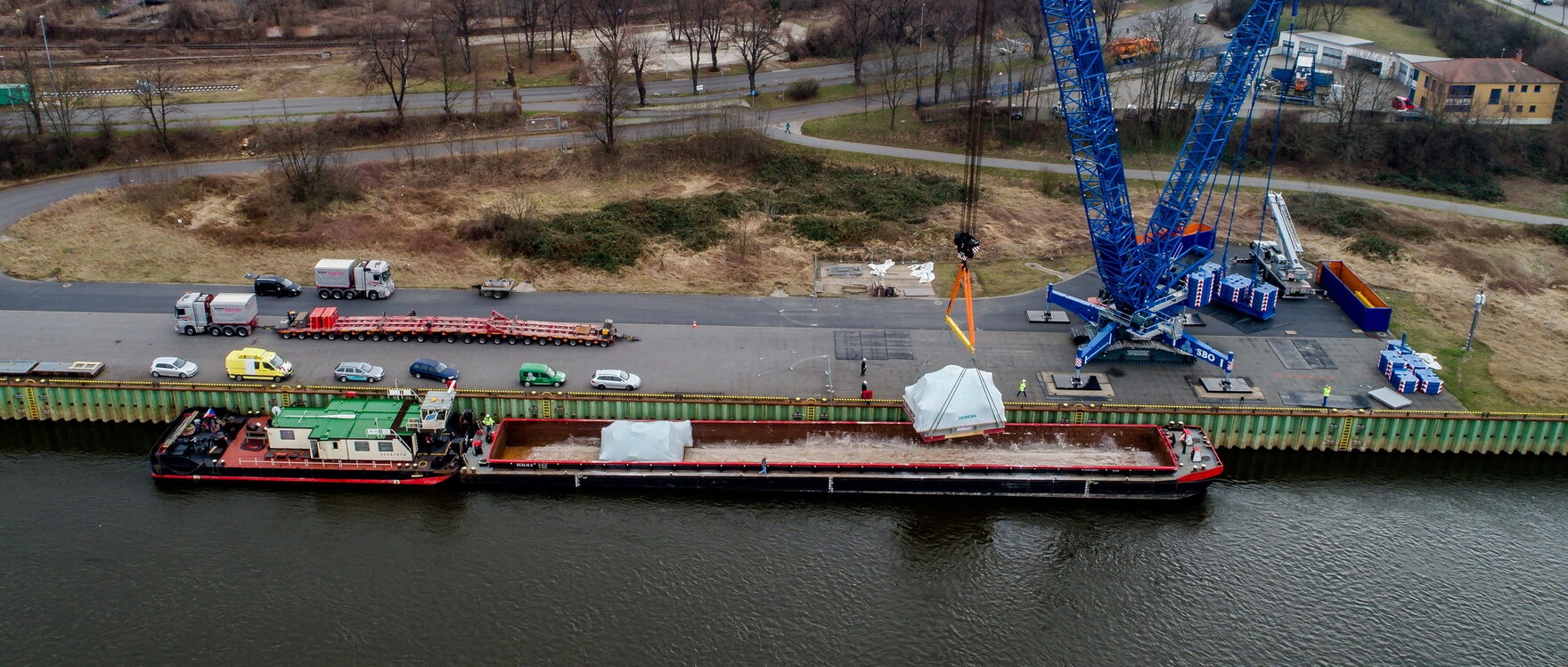 Schwerlastverladung am Hafen Dresden