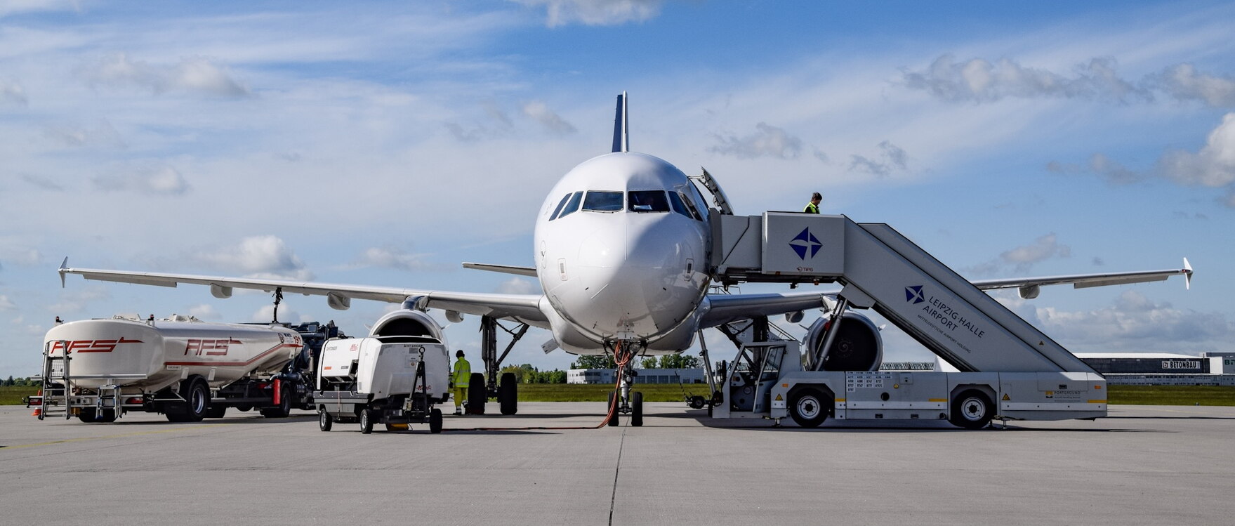 Weißes Flugzeug auf dem Flughafen Leipzig-Halle