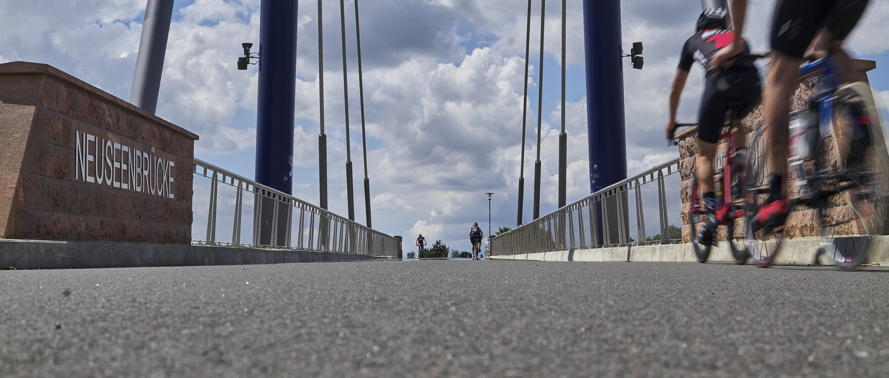 Radfahrer auf der Neuseenbrücke südlich von Leipzig